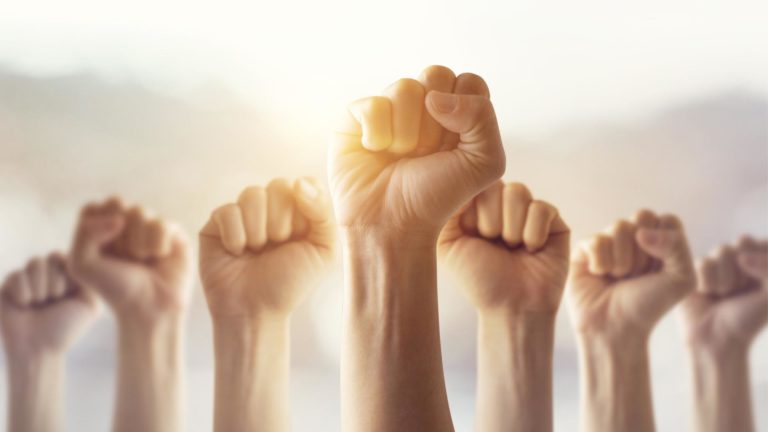 Il lavoro è di nuovo merce "low cost": le sfide per il nuovo decennio