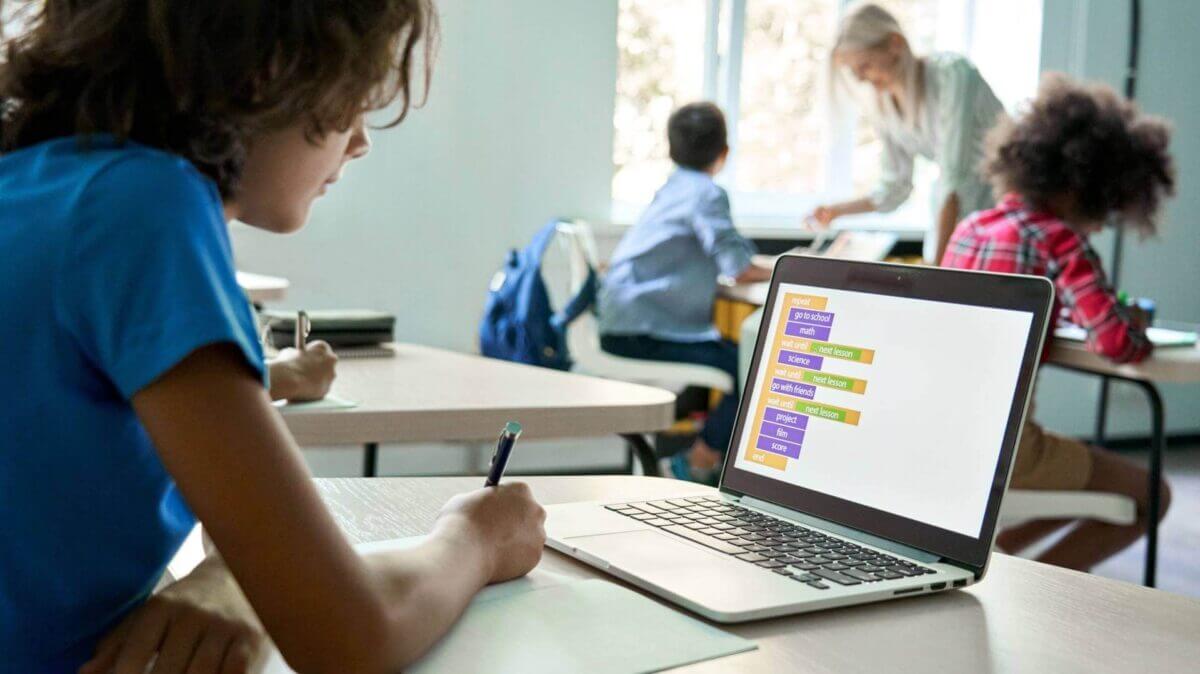 ia a scuola, strumenti per la didattica (1) aule interattive IoT formazione identità digitale studente