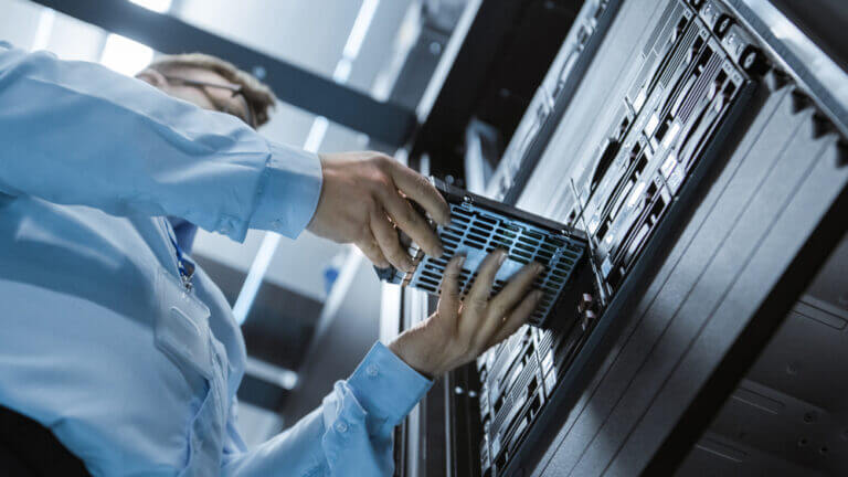 Cloud storage, una sala di un data center; DNS NIS2