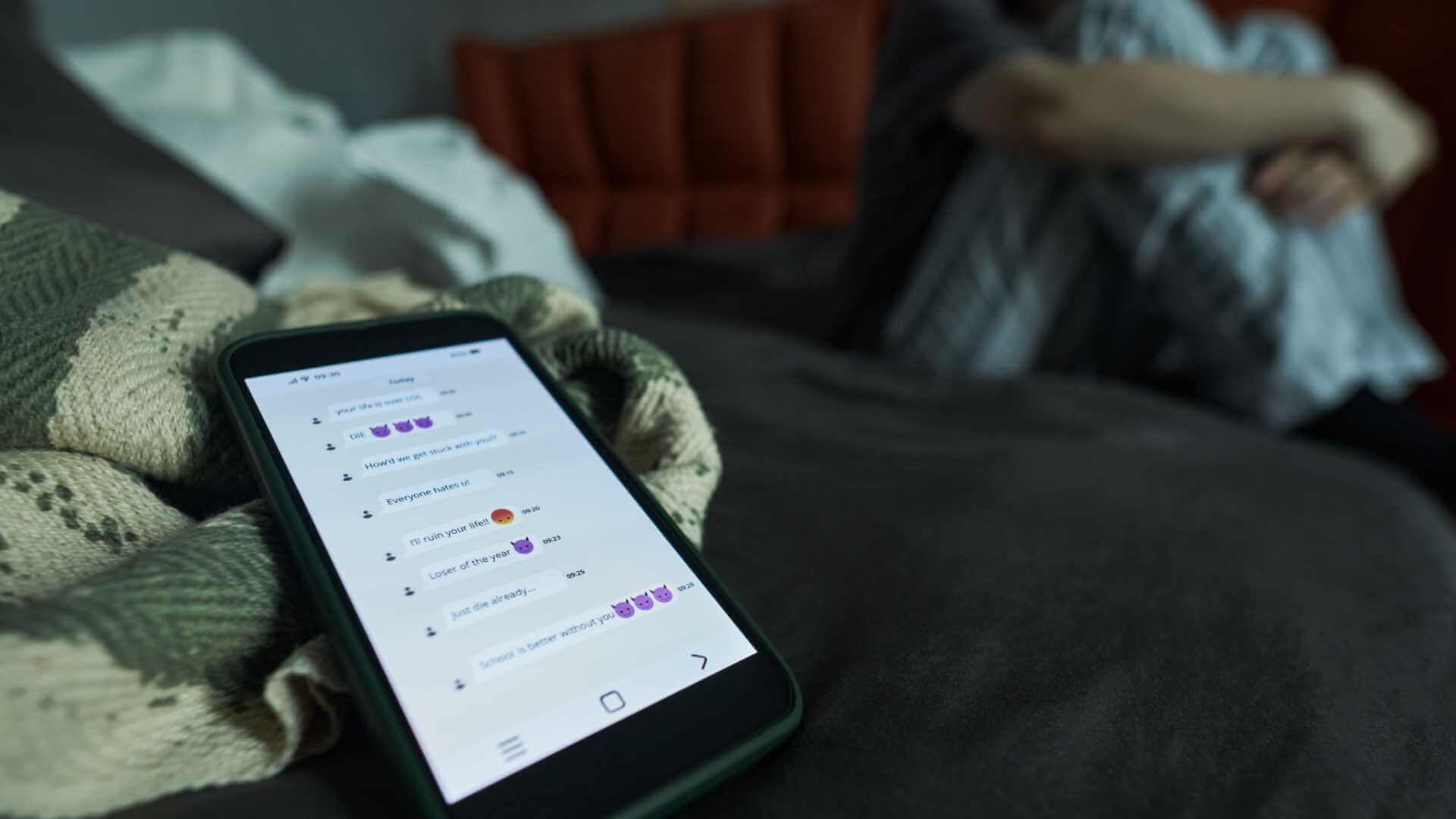 Controllo digitale nelle relazioni tossiche: come reagire agli abusi
