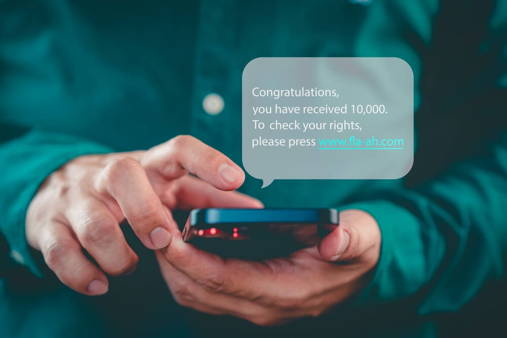 Truffa dello smishing: arrivano sulllo smartphone, via SMS o WhatsApp,  messaggi di testo con link fraudolenti. 