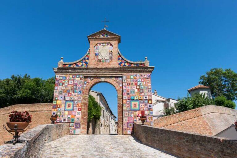 Beautiful,Historic,Gate,To,Mediëval,Barchi,In,Italy