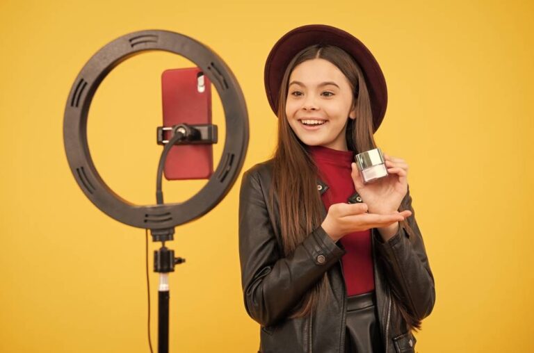 Weblog,And,Vlog.,Makeup,Tutorial.,Influencer.,Happy,Teen,Girl,Use