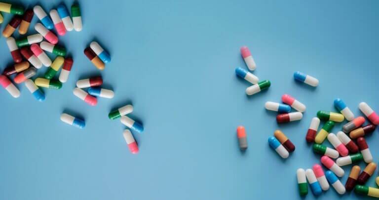 Top,View,Colorful,Antibiotic,Capsule,Pills,On,Blue,Background.,Online