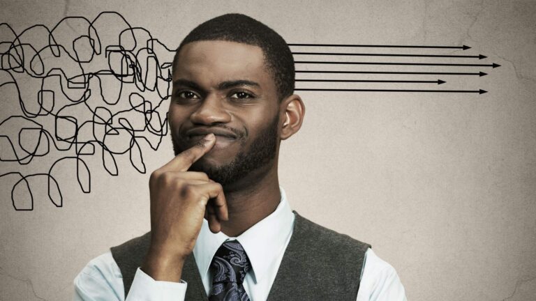 Change management tra intelligenza emotiva: persona che filtra il caos trasformandolo in ordine