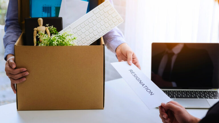 Le grandi dimissioni o Great Resignation è un fenomeno socio-economico che ha avuto inizio principalmente negli Stati Uniti intorno ad aprile 2021, quando un numero significativo di lavoratori ha iniziato a lasciare volontariamente il proprio impiego. Si è trattato di un trend insolitamente elevato di dimissioni che ha colpito diversi settori dell'economia.