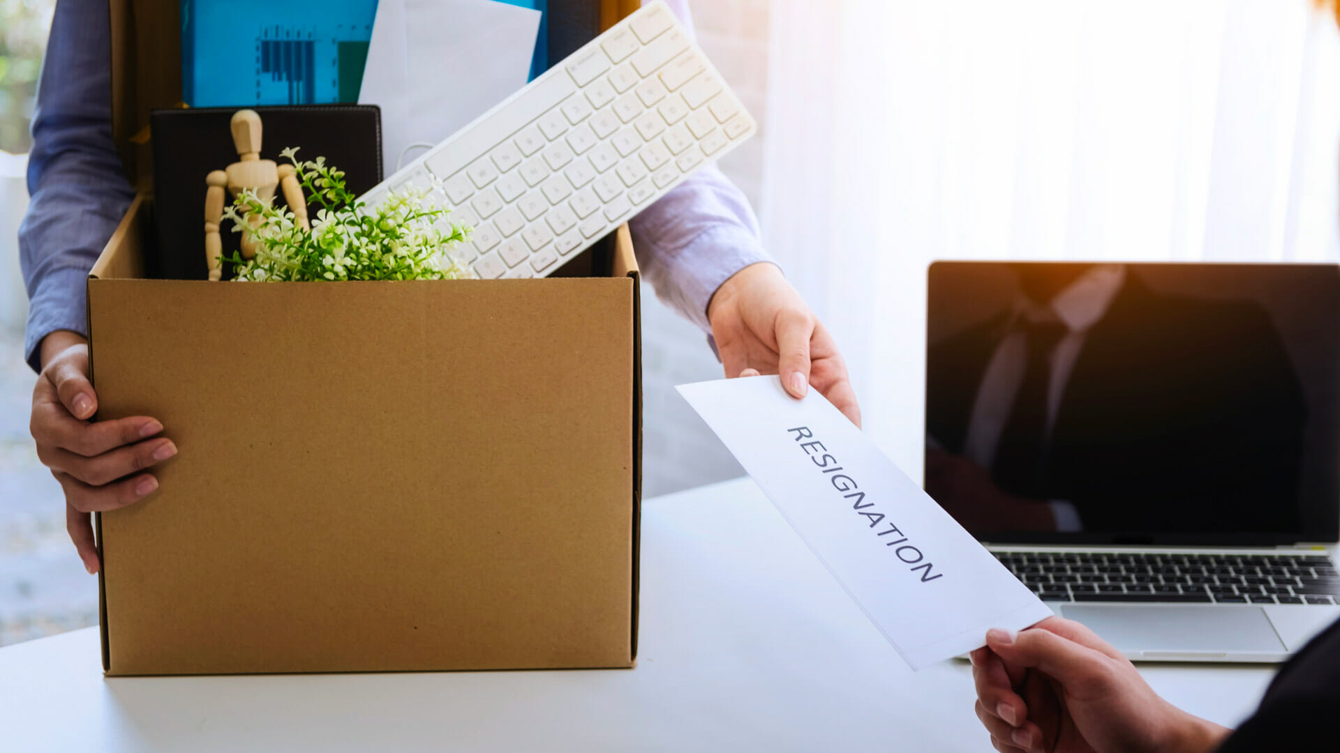 Le grandi dimissioni o Great Resignation è un fenomeno socio-economico che ha avuto inizio principalmente negli Stati Uniti intorno ad aprile 2021, quando un numero significativo di lavoratori ha iniziato a lasciare volontariamente il proprio impiego. Si è trattato di un trend insolitamente elevato di dimissioni che ha colpito diversi settori dell'economia.