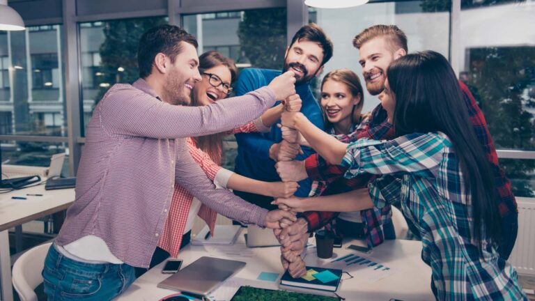 Happy-company-ambiente-di-lavoro-positivo