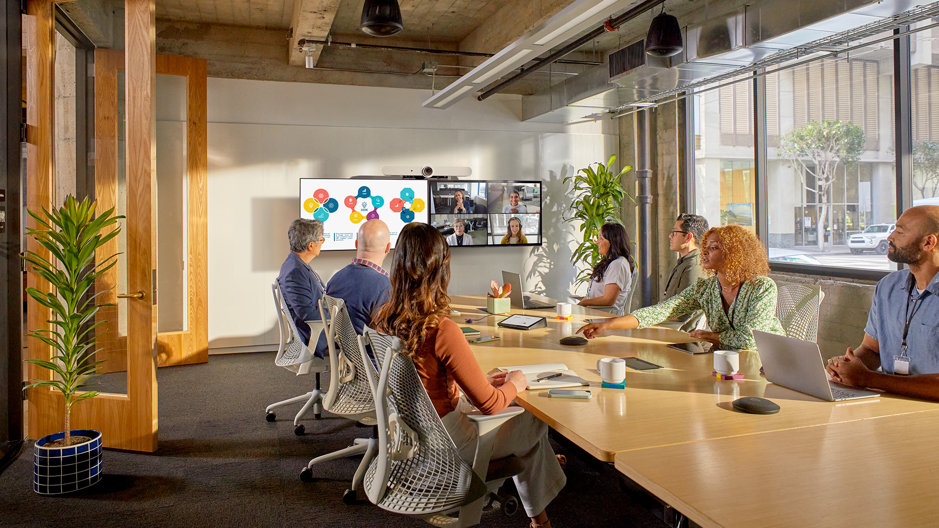 LOGITECH-hybrid-work-1.jpg