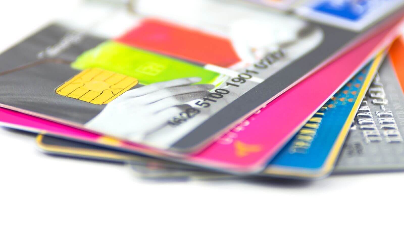 Carta di credito e di debito a confronto: differenze tecniche e criteri di scelta