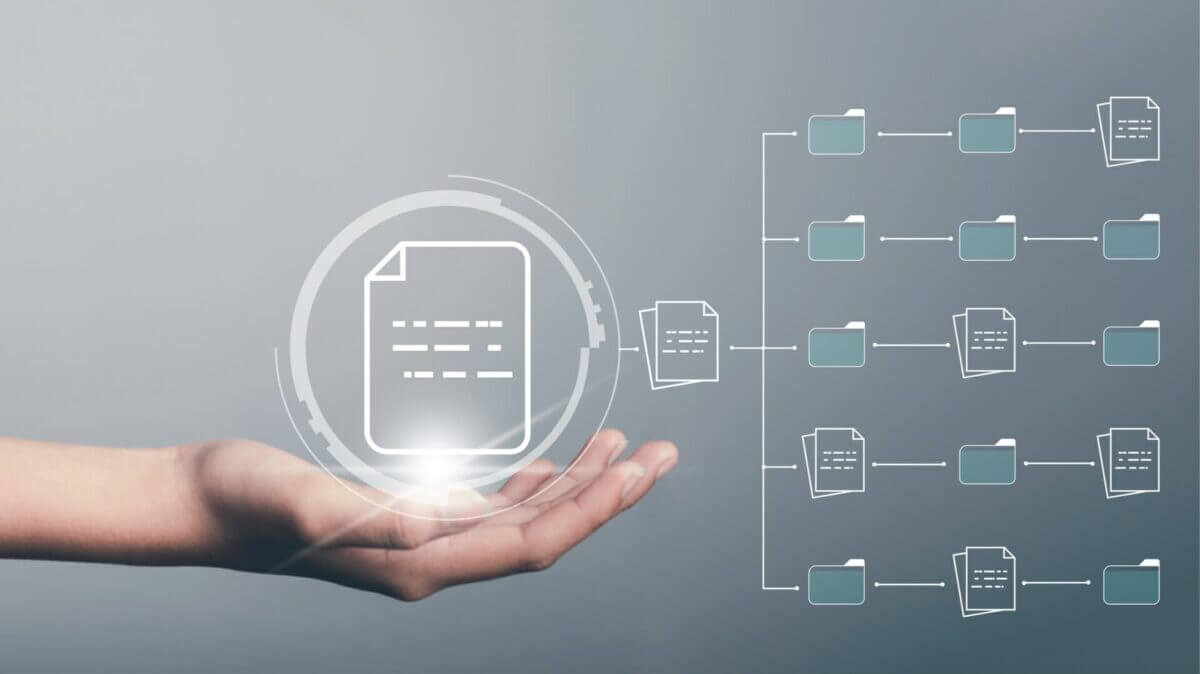 gestione documentale: mano che sorregge icone documenti virtuali