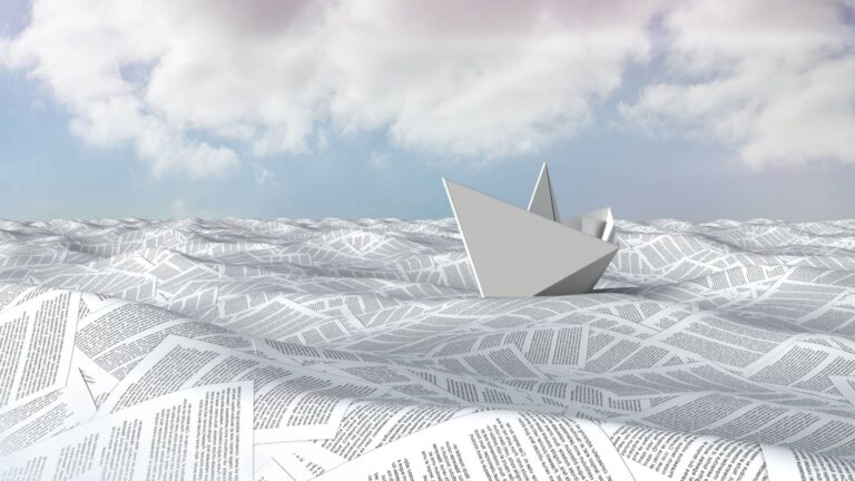 gestione flussi documentali, barchetta di carta in mare documenti