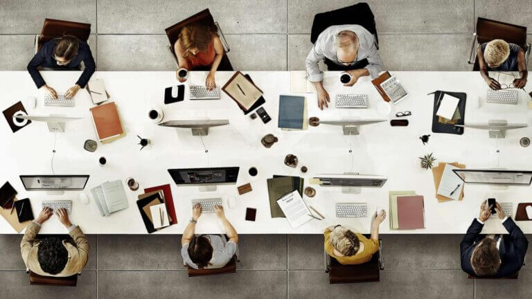 Magnetic workplace: ufficio con persone che lavorano con strumenti digitali
