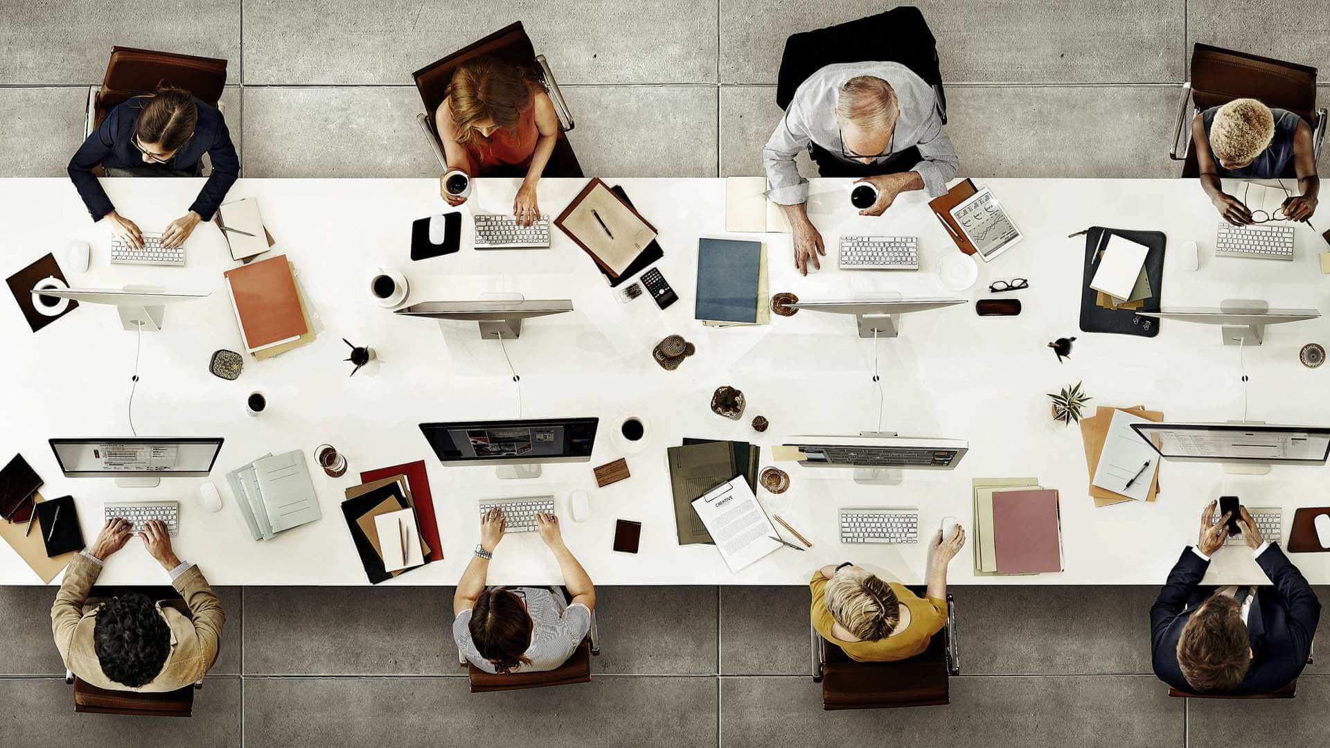 Magnetic workplace: ufficio con persone che lavorano con strumenti digitali