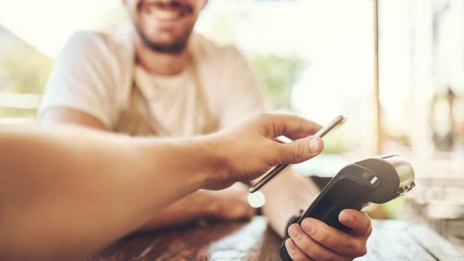 Gestione mance, catalogo digitale e incassi in 24 ore: il POS per commercianti
