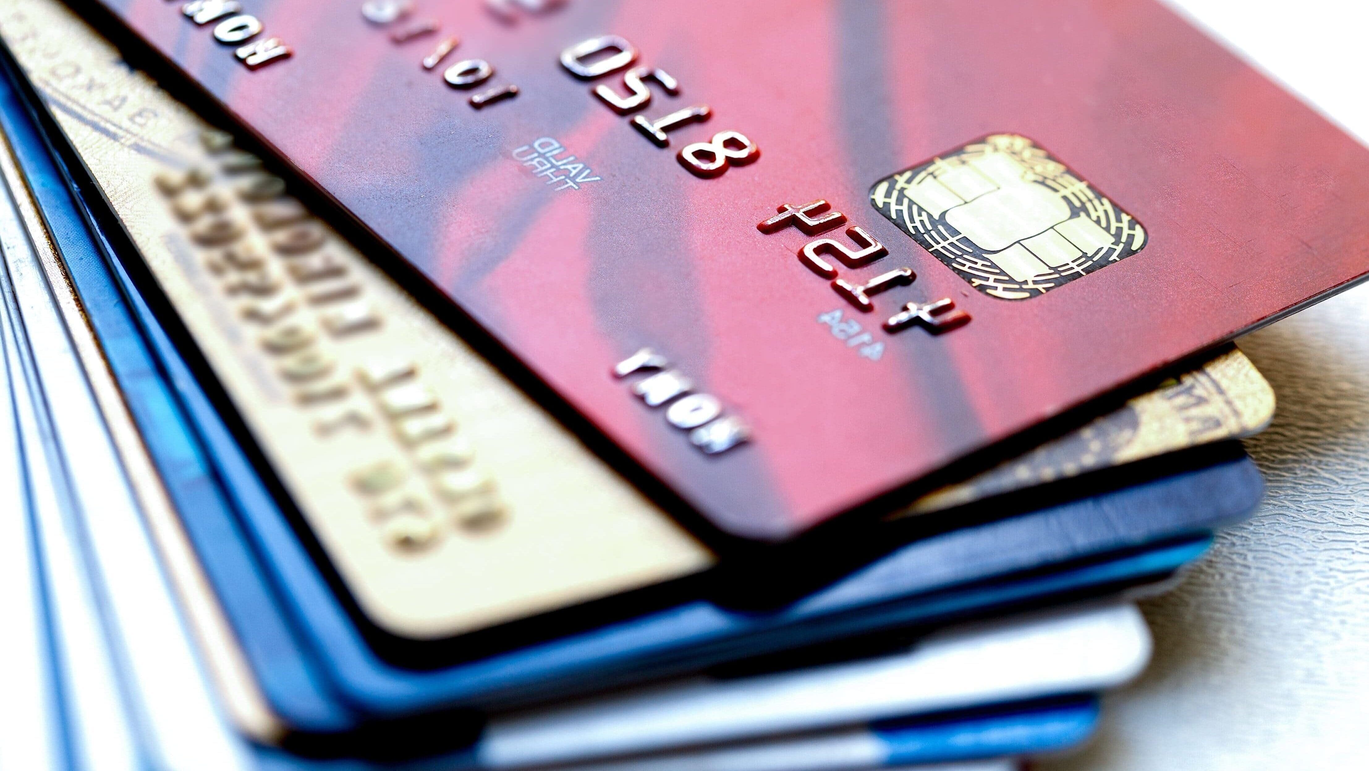Carta di credito e di debito a confronto: differenze tecniche e criteri di scelta